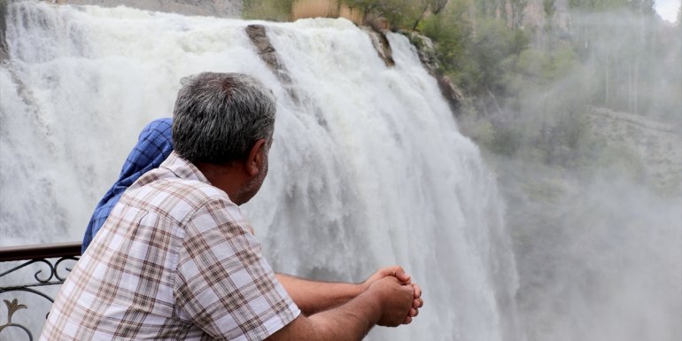 Doğa harikası Tortum Şelalesi Karadeniz turu yapan turistlerin uğrak yeri oldu