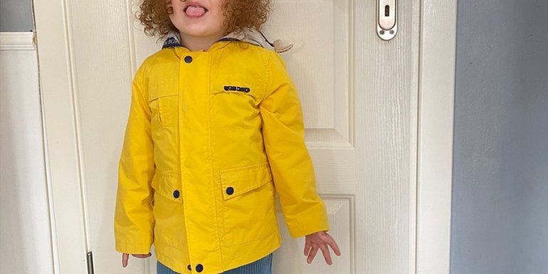 Doğuştan ileri işitme kayıplı Atlas, koklear implantla sesleri duymaya başladı