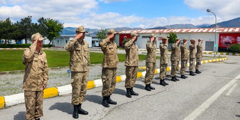 Down sendromlu gencin askerlik hayalini jandarma gerçekleştirdi1