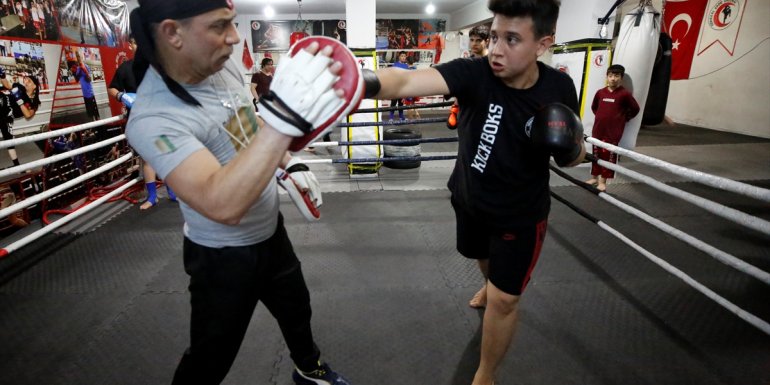 Dünya Kupasında üçüncü olan kick boksçu şampiyonluk için babasıyla çalışıyor