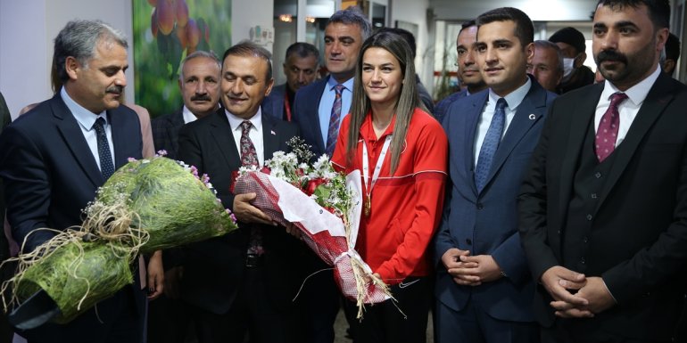 Dünya şampiyonu milli boksör Hatice Akbaş, memleketi Malatya'da coşkuyla karşılandı:
