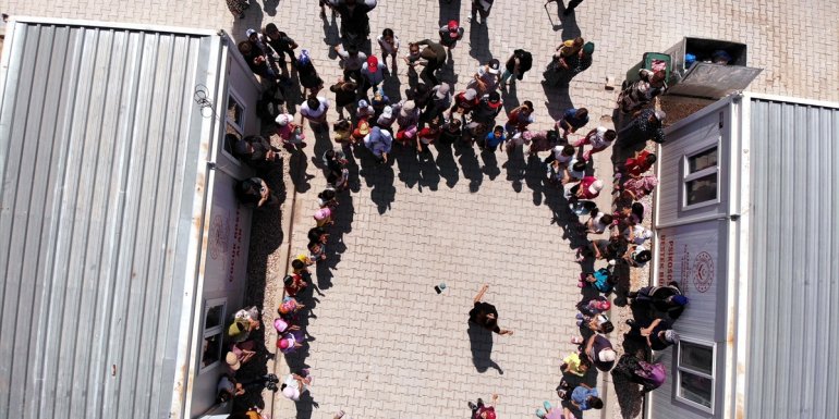 Ahıska Türkü çocukların yüzü gönüllü öğretmenlerin masallarıyla gülüyor