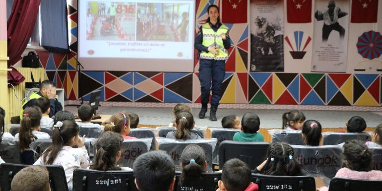 Elazığ'da ilkokul öğrencilerine trafik eğitimi verildi