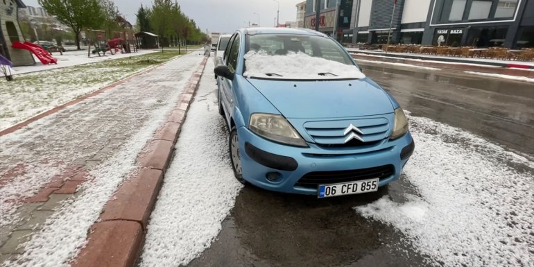 Elazığ'da sağanak ve dolu trafikte aksamalara neden oldu