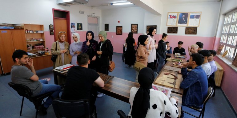 Geleceğin meslek adayları engelsiz yaşam için işaret dili öğreniyor