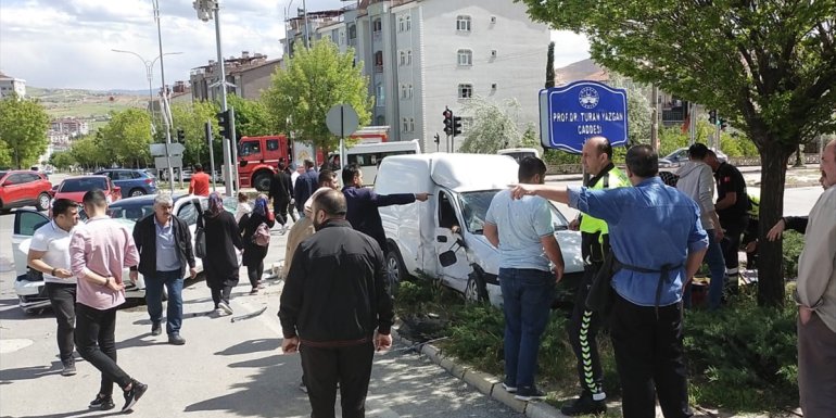 Elazığ'da otomobil ile hafif ticari aracın çarpışması sonucu 4 kişi yaralandı
