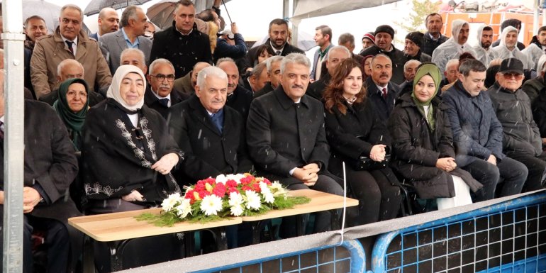 AK Partili Yıldırım, ailesinin Erzincan'da yaptırdığı külliyenin temel atma töreninde konuştu: