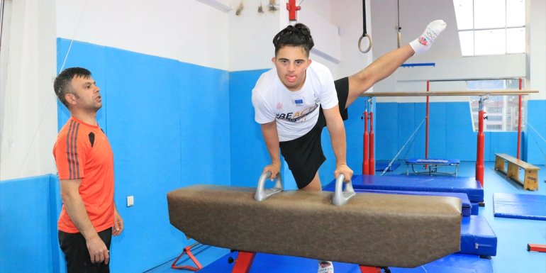 ERZİNCAN - Altı kez Türkiye şampiyonu olan down sendromlu Birkan, Dünya Şampiyonası