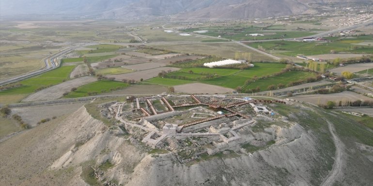 Altıntepe'den çıkartılan Urartu eserleri temsil ettiği kültürün tek örneği