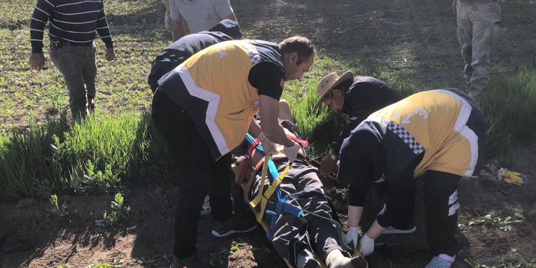 Erzincan'da çapa makinesine kolunu kaptıran çiftçi ağır yaralandı