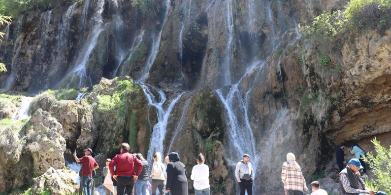 Girlevik Şelalesi ilkbaharda Doğu Anadolu turu yapanların uğrak yeri oldu
