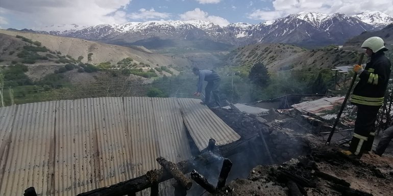 Erzincan'da odunlukta çıkan yangın hasara neden oldu