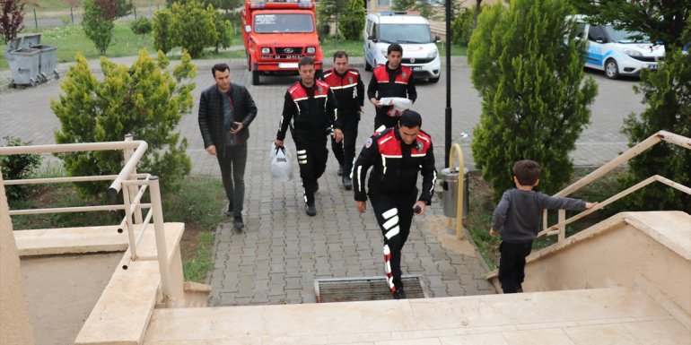 Erzincan'da polis, engelli Canahmet'e doğum günü sürprizi yaptı