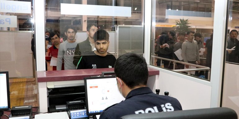 ERZURUM - Afganistan uyruklu 272 düzensiz göçmen Erzurum