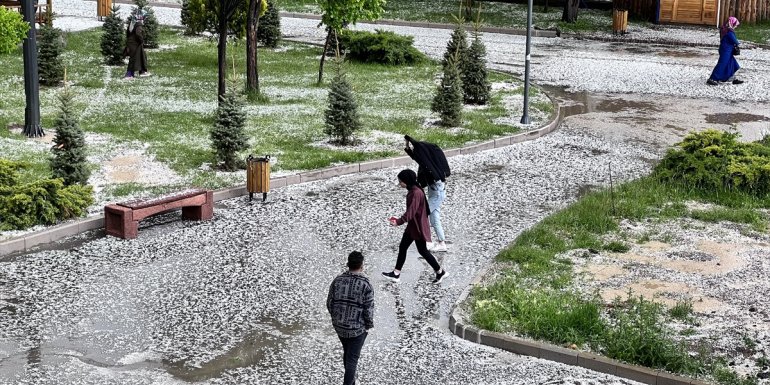 Erzurum'da aniden bastıran dolu vatandaşlara zor anlar yaşattı