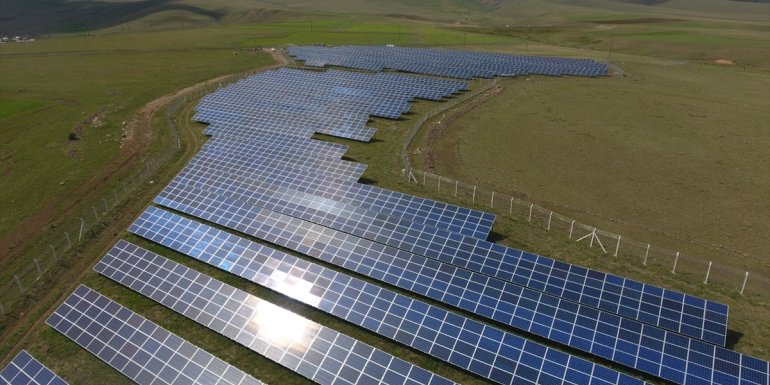 Erzurum'da kapasitesi artırılan güneş enerjisi santrali 2 bin haneyi aydınlatacak