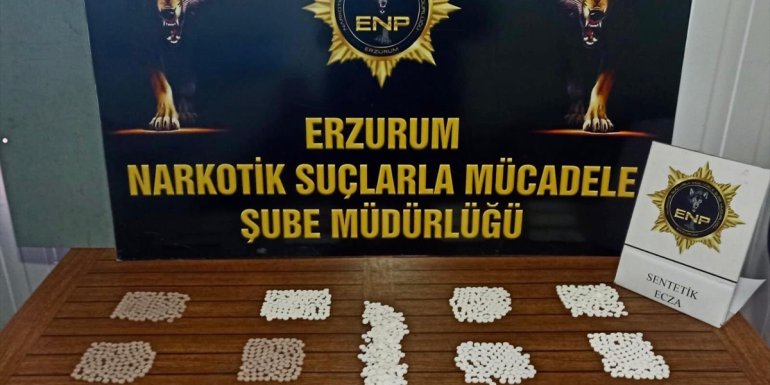 Erzurum'da valizinde uyuşturucu hap ele geçirilen yabancı uyruklu tutuklandı