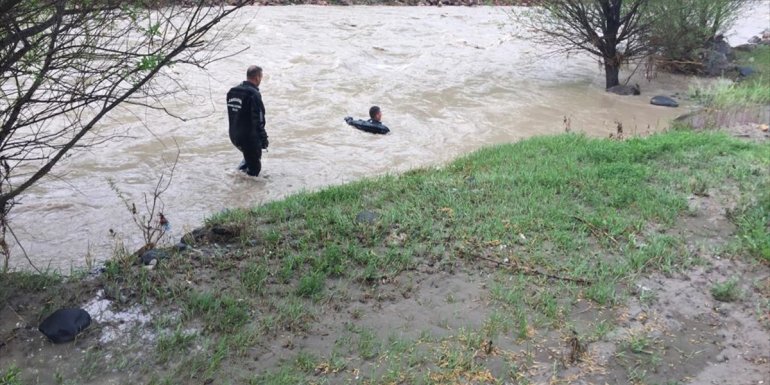 Erzurum'daki trafik kazasında suya kapılan kişiyi 34 gündür aranıyor