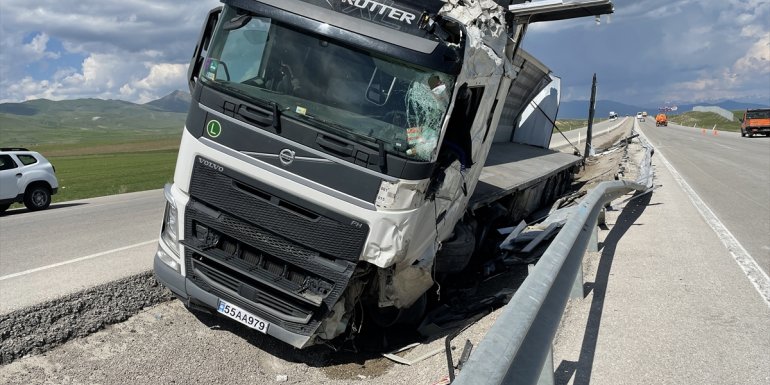 ERZURUM - Devrilen cam yüklü tırın sürücüsü yaralandı1