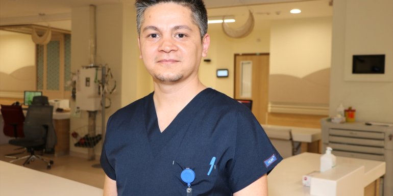 Erzurumlu erkek hemşire güler yüzüyle hastaların gönlünü kazanıyor