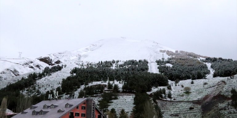 Erzurum ve Kars'ın yüksek kesimlerine kar yağdı