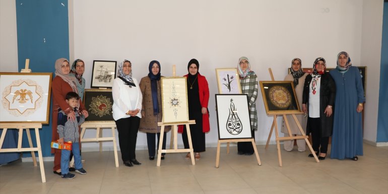 Erzurumlu kadınlar kursta öğrendikleri tezhip sanatıyla aile bütçesine katkı sağlıyor1