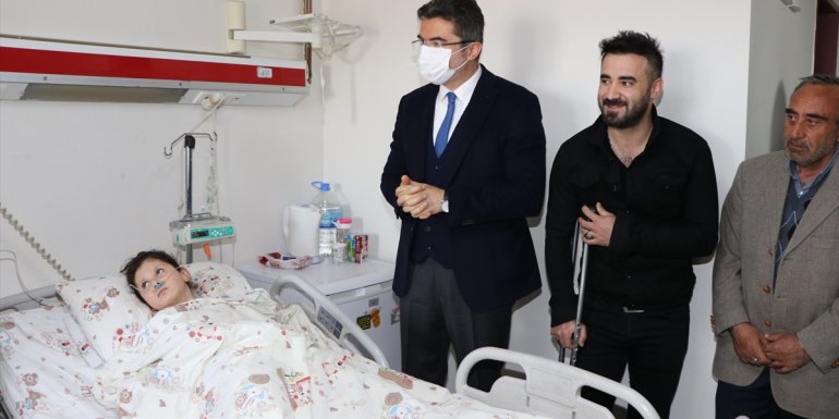 Erzurumlu "kahraman baba" hayatını kurtardığı küçük kızla hastanede buluştu