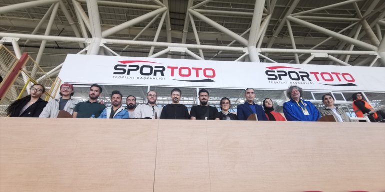 Gazetecilik bölümü öğrencileri spor haberciliği dersini stadyumda öğreniyor