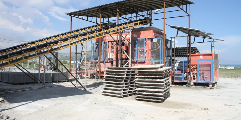 Gevaş Belediyesi kurduğu fabrikayla parke taşı maliyetini yarı yarıya düşürdü