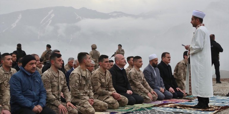 Bakan Soylu, bayram namazını İran sınırındaki Zirvin Tepe Üs Bölgesi'ndeki askerlerle kıldı