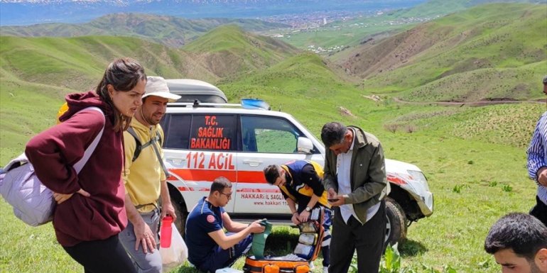 Hakkari'de doğa yürüyüşü sırasında yılanın ısırdığı kişi kurtarıldı