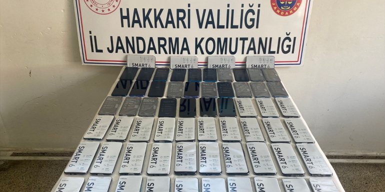 Hakkari'de kaçak 64 cep telefonu ele geçirildi