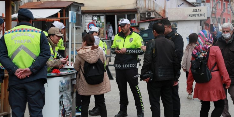 Hakkari'de Karayolu Güvenliği ve Trafik Haftası kapsamında stant kuruldu