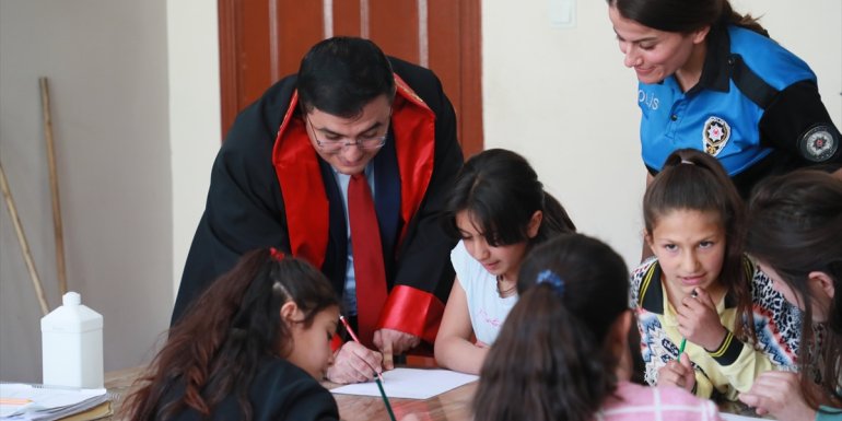 Hakkari'de köy okulundaki öğrencilere savcılık ve polislik mesleği anlatıldı