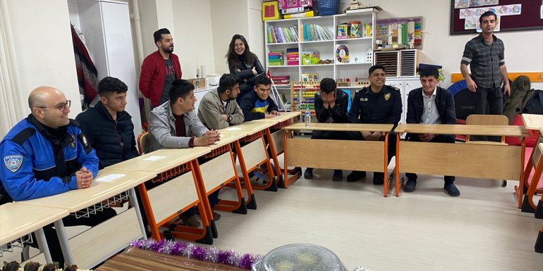 Hakkari'de polis ekipleri öğrencilerle bir araya gelip trafik gösterisini izledi