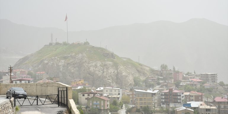 Hakkari'de toz taşınımı etkili oluyor