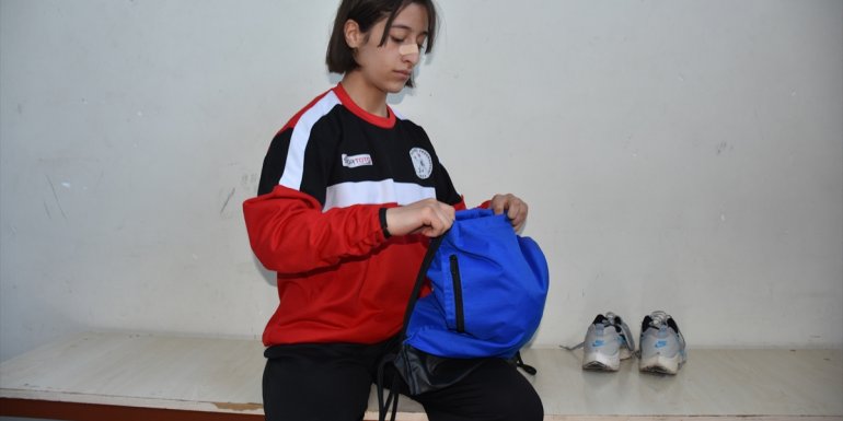 HAKKARİ - Hakkarili Nurgül 7 ay önce başladığı güreşte dünya üçüncüsü oldu1