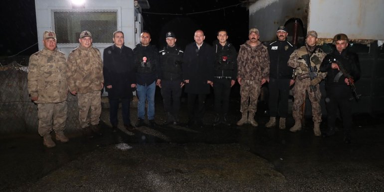 İçişleri Bakanı Süleyman Soylu, Hakkari'de yol kontrol noktalarında incelemelerde bulundu