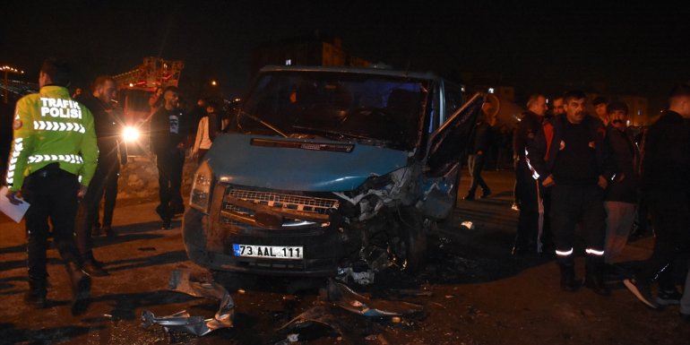 HAKKARİ - Trafik kazasında biri polis 2 kişi hayatını kaybetti1