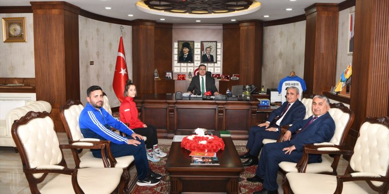 Hakkari Valisi Akbıyık, başarılı güreşçi Nurgül Abi'yi makamında kabul etti