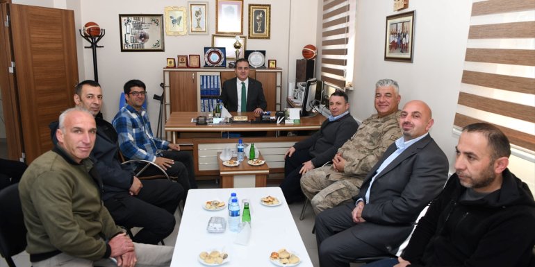 Hakkari Valisi Akbıyık, engelliler derneğini ziyaret etti