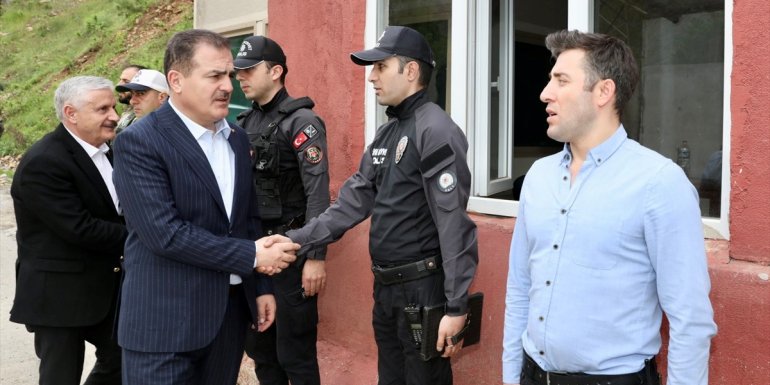 Hakkari Valisi Akbıyık, güvenlik güçleriyle bayramlaştı 1
