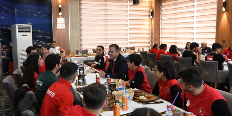 Hakkari Valisi Akbıyık, milli sporcularla bir araya geldi