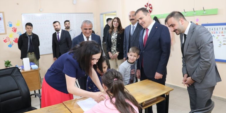 Hakkari Valisi Akbıyık özel eğitim uygulama okulunu ziyaret etti