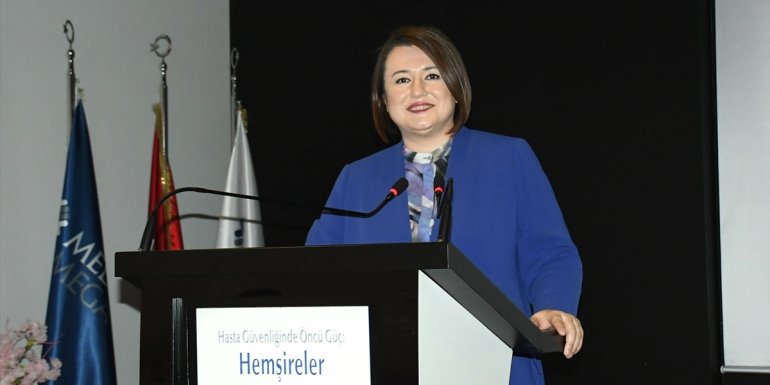 Hemşireler, salgında kaybettikleri meslektaşlarını Dünya Hemşireler Günü'nde andı