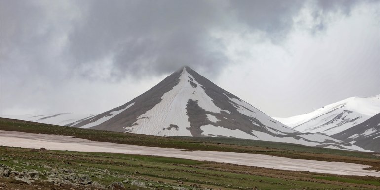 Aras Dağları'nın eteğindeki köylerde iki mevsim bir arada yaşanıyor