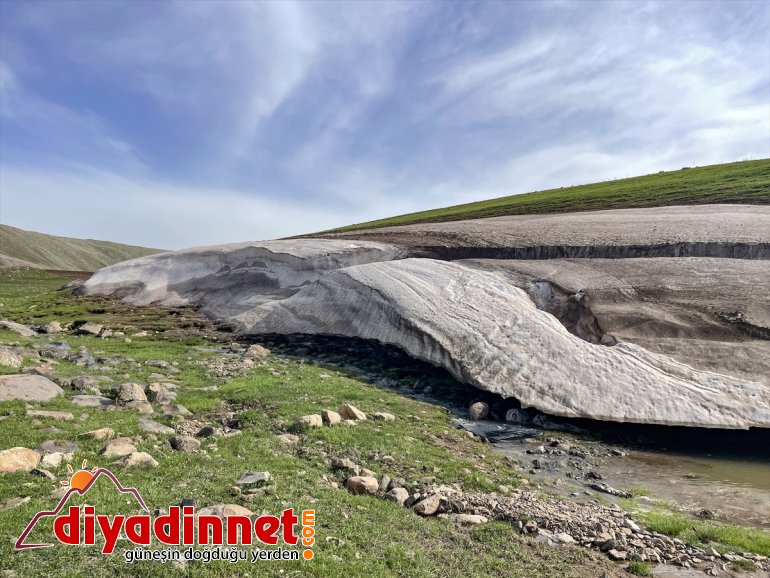 ile sınırındaki Ağrı erimeye devam karlar Iğdır dağlarda ediyor 4