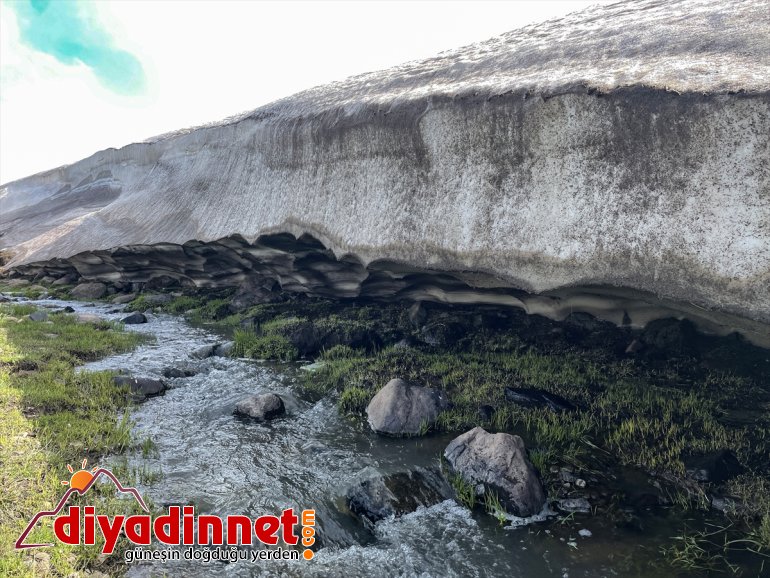 devam dağlarda erimeye ile Iğdır karlar Ağrı ediyor sınırındaki 5