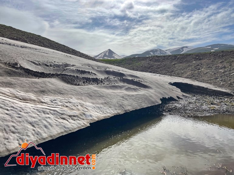 Iğdır Ağrı devam sınırındaki karlar ile ediyor dağlarda erimeye 6