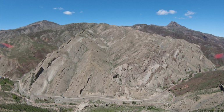 Iğdır'ın Testere Vadisi'ndeki kayalıklar FPV dron ile görüntülendi